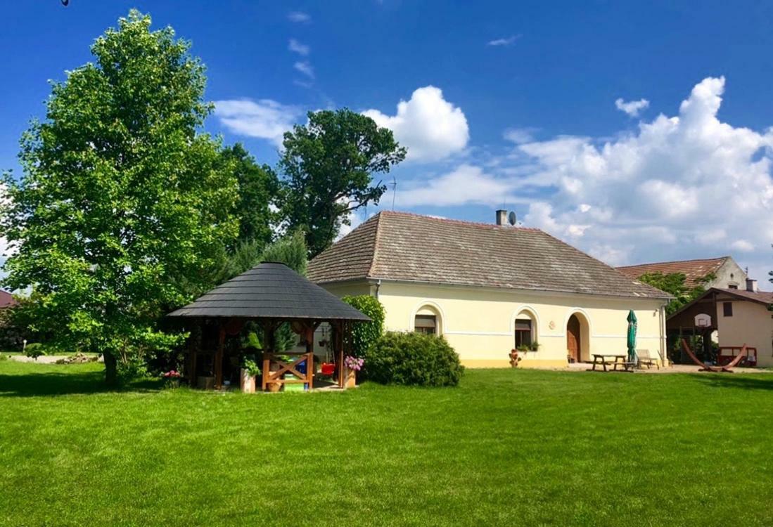 Apartmanove Ubytovanie Pod Dubom Polny Kesov Exterior photo